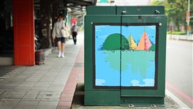 行人交通安全設施條例　立院三讀通過（2）立法院會16日三讀通過行人交通安全設施條例，條文明定，地方主管機關應訂定道路一定寬度人行道分年分期建設計畫，報請中央核定後優先實施改善，至少每4年檢討修正一次。圖為新北市板橋區一處人行道上設有變電箱設施。中央社記者王騰毅攝　113年4月16日