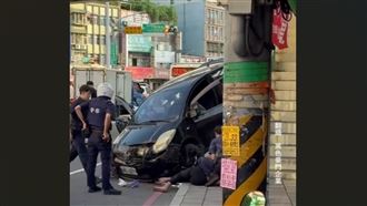 新／攔檢不停衝撞警　副駕20歲男腹部中槍