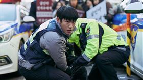 《辣手警探2》由黃晸玟、丁海寅。（圖／車庫娛樂提供）