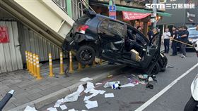 新北三重發生警匪槍擊案件，警方先後開9槍制止嫌犯開車衝撞行為。（圖／翻攝畫面）