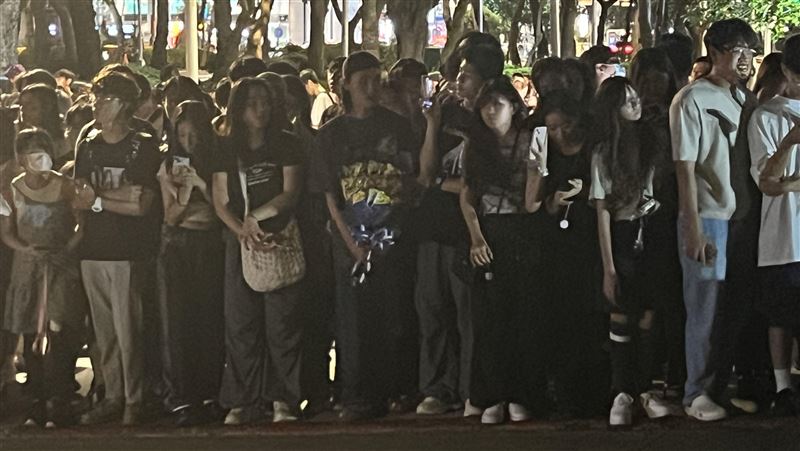 科學麵熱潮！大雨無阻韓女團粉絲熱情不減