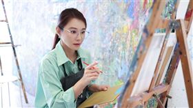 陳怡蓉繪製人權郵票的郵摺卡片。（圖／聖緹雅醫療集團提供）