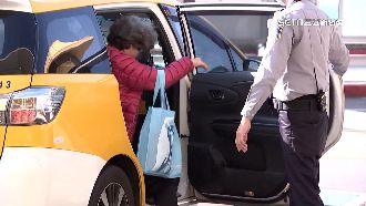 女搭小黃爆衝突！質疑司機繞路車資放地上