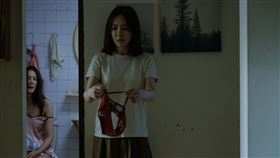 尹馨（前）劇中抱怨安心亞生活習慣不佳。（圖／華視、公視台語台提供）