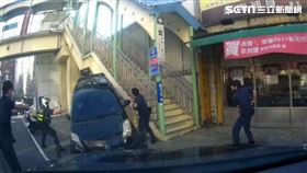 新北三重分局警員先後開9槍逮捕2名詐騙集團車手。（圖／翻攝畫面）