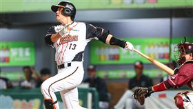 ▲陳鏞基笑稱9局上滿壘局面太緊張。（圖／統一獅提供）