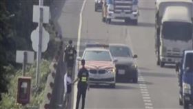 彰化韋女走在國道一號路肩被開罰單。（圖／翻攝國道即時影像）