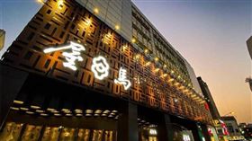 桃園一名孕婦和先生9日晚間到台中吃屋馬燒肉，結果羊水破了緊急送澄清醫院，10日上午剖腹生下一名國慶寶寶，業者送上紅包大禮。