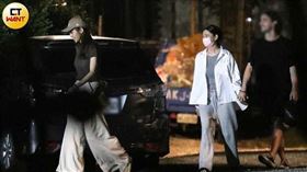 直擊郭雪芙熱戀中！十指緊扣捲髮老外被拍