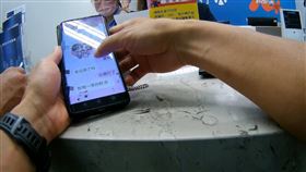 中國籍網友聊天未用微信  警方戳破交友詐騙台中市黃姓男子在交友軟體上認識叫「欣欣」的中國籍女子，女子以母親生病為由，要求黃男資助醫藥費，黃男到銀行匯款時，行員見狀察覺有異，立即通知警方到場協助，員警發現2人並非使用微信通訊軟體聊天，當場戳破交友詐騙。（民眾提供）中央社記者趙麗妍傳真  113年7月30日