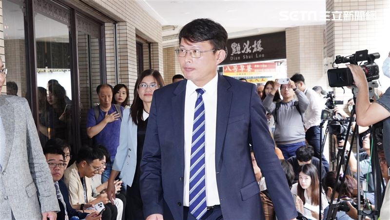 「橘子」到白黨部搬錢？黃國昌狂問這句話