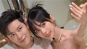 敖犬（左）求婚女友發發（右）成功。（圖／翻攝自發發IG）