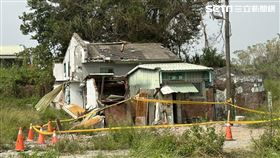 男屋主的房子在土地開發案中顯得突兀，殘破不堪。（圖／翻攝畫面）