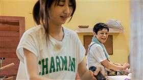 柯佳嬿（左）差點被張艾嘉調離廚房（圖／泰坦星提供）