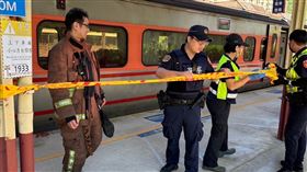 1民眾因不明原因墜落月台，而遭列車高速撞擊。（圖／翻攝畫面）
