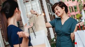 一年一度百貨周年慶開跑，消費者與百貨商家無不摩拳擦掌，積極迎戰每年最大的消費潮。（圖／翻攝自Pixabay）