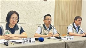 羅一鈞（中）表示，目前腸病毒疫情已致全台262班停課。（圖／記者簡浩正攝影）