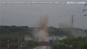 北韓軍方炸毀位於朝鮮半島東部的東海南北韓公路。（圖／AP授權）