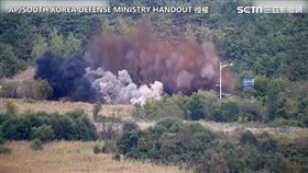 北韓軍方炸毀位於朝鮮半島東部的東海南北韓公路。（圖／AP授權）