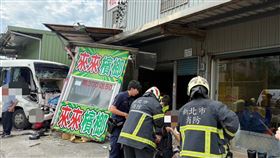 小貨車撞上公車後，一路再衝進檳榔攤才停下。（圖／警方提供）