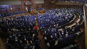 日本第50屆眾議院大選今天公告，到10月27日投開票總計為期12天的選戰正式開跑。（圖／美聯社／達志影像）