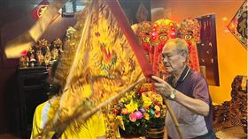 ▲小琉球王母宮的高齡乩身東港阿北，替民眾祭改。（圖／翻攝小琉球王母宮）