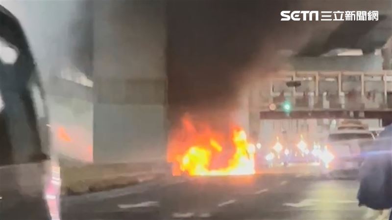 新／土城擺接堡路火燒車　全面燃燒釀回堵