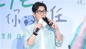 品冠活動現場致電遠在馬來西亞的父親，父親對於品冠協助推廣白手杖愛盲行動滿滿的讚賞。（圖／愛盲基金會提供）
