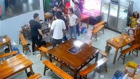 女穿絲襪吃消夜被偷瞄！「騎士團」吃醋怒嗆隔壁桌　遭6惡煞痛毆畫面曝