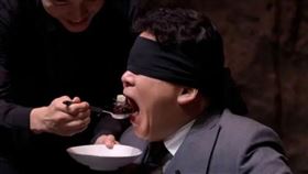 白種元在《黑白大廚：料理階級大戰》蒙眼選美食堪稱經典。（圖／翻攝自netflixkr）