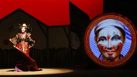 《森林七矮人》利用AI技術將虛幻魔鏡幻化成真（圖／國立臺灣戲曲學院提供）