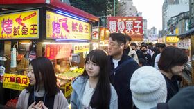 1月景氣燈號亮綠燈  國內經濟持續轉佳國發會4日公布1月景氣燈號，綜合判斷分數大增5分、升至27分，景氣燈號升至代表「穩定」的綠燈，國發會表示，景氣復甦力道變強，且生產、投資、銷售及金融等指標均轉好，顯示國內經濟持續轉佳。圖為台北寧夏夜市傍晚逛街人潮。中央社記者裴禛攝  113年3月4日