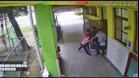 高雄市某國小幼兒園的「學前特教班」，爆出特教老師不當管教事件，家長向市議員控訴老師故意拉扯2歲幼童去撞椅子，造成該名孩童左眼外側紅腫受傷。（圖／CTWANT）