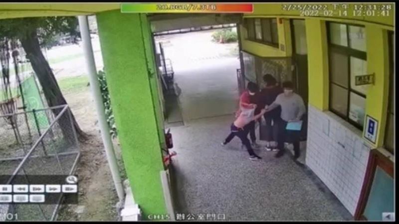 高雄特教老師虐童　扯衣拖進教室畫面曝光
