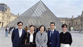 蔡英文在巴黎羅浮宮前合照，盼傳達台灣對自由、民主、人權的信念（圖／翻攝自蔡英文臉書）
