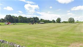 英國一位8歲男孩到農場（圖）遊玩時，遭子彈擊中頭部。（圖／翻攝自Google街景）