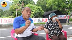台東的蔣阿嬤（右）透過弟弟翻譯說，對方承諾會提供一筆「道路補償金」，她會簽字同意建商使用她的土地。（圖／記者趙世勳攝）