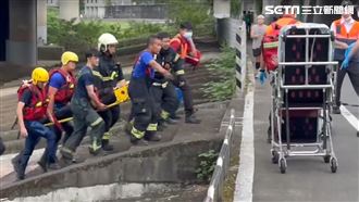 新／國一轎車衝出護欄墜河！駕駛獲救送醫