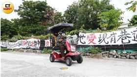 83歲的蔣阿嬤行動不便，但仍會開著代步車到自己的咖啡園活動筋骨。她擔心家傳的土地一旦在她手上莫名其妙變成馬路，將無言面對祖先。（圖／記者趙世勳攝）