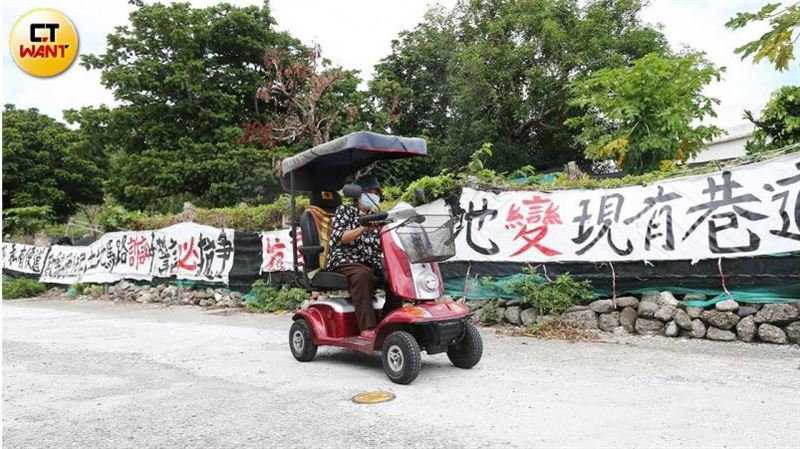 建商欺嬤簽同意書還告　家門口停車也遭罰