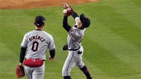 ▲守護者游擊手接球失誤，洋基靠著內野不營養飛球得分。（圖／美聯社／達志影像）