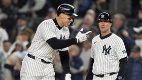 ▲守護者敬遠索托（Juan Soto）擠成滿壘抓賈吉（Aaron Judge），他敲出高飛犧牲打。（圖／美聯社／達志影像）