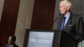 前美國在台協會主席莫健華府智庫戰略暨國際研究中心（CSIS）與遠景基金會15日合辦「對台採取非和平手段：中國反分裂國家法的意涵」座談，前美國在台協會主席莫健（右）致詞。中央社記者鍾佑貞華盛頓攝  113年10月16日