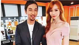 李進良（左）幫張可芙做手術。（圖／翻攝臉書）