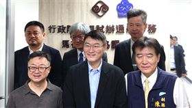 海基會舉行「馬祖行政協調中心海基會辦公室掛牌儀式」，海基會秘書長羅文嘉(下左)、陸委會副主委梁文傑(下中)、連江縣副縣長陳冠人(下右)、立委洪申翰(上左)、行政院金馬聯合服務中心副執行長謝春福(上中)、交通部觀光署馬祖風管處處長黃勢芳(上右)共同出席。（圖／海基會提供）