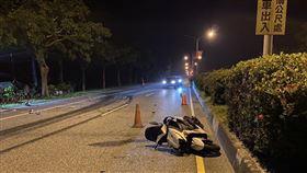 東華大學男大生載同學自撞路樹  1死1重傷國立東華大學李姓男大生15日凌晨騎車載同班陳姓同學，行經花蓮縣壽豐鄉台11丙線，不明原因自撞路樹，2人被發現時均意識不清，李男全身多處骨折、意識不清，送醫後傷重不治，後座的陳男在加護病房觀察，事故原因待警方調查。（民眾提供）中央社記者張祈傳真  113年10月16日