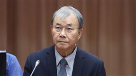 高中發服勤同意書　教育部長致歉多名立法委員關注，高中發放青年服勤同意書，疑似要動員參戰。教育部長鄭英耀16日到立法院教育及文化委員會作業務概況報告，針對此事引起家長恐慌致歉，並重申目的是協助避難引導等勤務，不會讓學子上戰場。中央社記者王飛華攝　113年10月16日