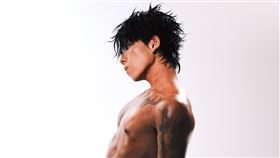 饒舌新人PIZZALI為新輯操出六塊肌大秀精壯身材。（圖／龍大謝提供）