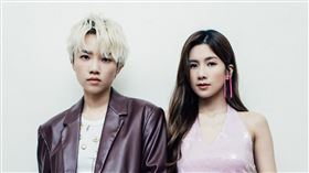 晨悠CHENYO出道十年開演唱會，惟晨（左）以悠（右）。（圖／索尼音樂提供）