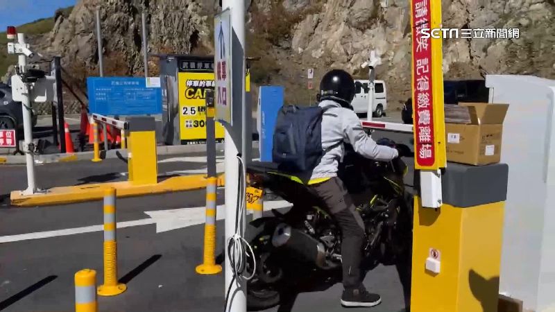 武嶺機車停車場只吞10元　騎士困1.5小時